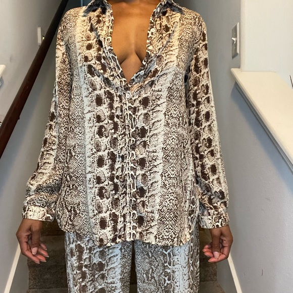 Set: Pretty Little Thing: Brown Snake Print Oversized Shirt & Pants ✨ - Picture 3 of 11